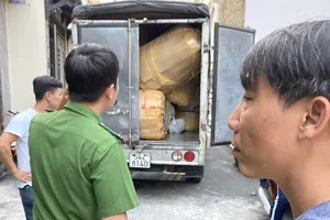 Công an quận 12 thu hàng ngàn nón bảo hiểm nghi giả 'Nón Sơn'