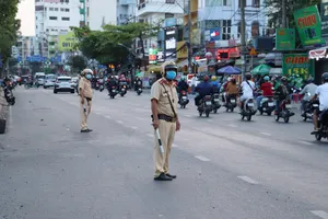 CSGT TP.HCM đảm bảo trật tự giao thông trước Bến xe miền Đông, sáng 17-2. Ảnh: MINH VƯƠNG