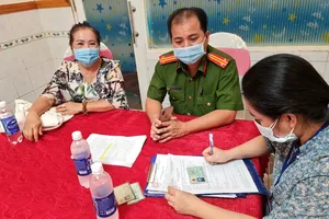 Phạt hàng chục người không đeo khẩu trang ở quận 1, Bình Tân