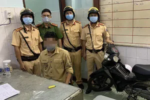 Thanh niên dương tính với ma tuý tại trụ sở công an. Ảnh: HK