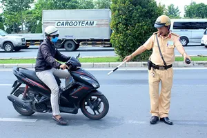 Đội CSGT Cát Lái xử lý vi phạm trên đường Mai Chí Thọ, TP Thủ Đức. Ảnh: L.THOA