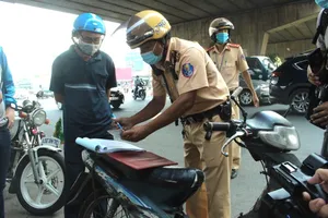 Cận cảnh CSGT mạnh tay phạt hàng loạt xe máy cũ nát, tự chế