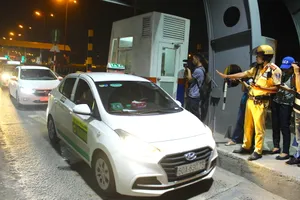 CSGT TP.HCM trong một lần kiểm tra nồng độ cồn tại Trạm BOT Xa lộ Hà Nội. Ảnh: LÊ THOA