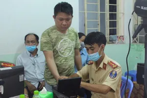 Công an quận Bình Tân, TP.HCM cấp CCCD lưu động cho dân. Ảnh: L.THOA