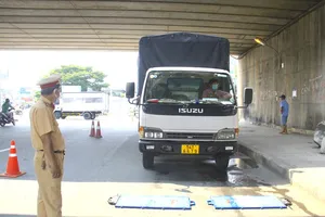 Bị CSGT phạt vì chở quá tải, tài xế bảo ‘chở đúng không đủ ăn'