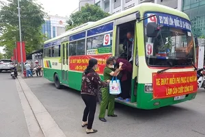  Tổ chức xe buýt miễn phí đưa đón dân đi làm CCCD gắn chip