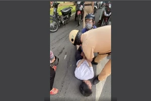 CSGT TP.HCM bắt thanh niên cầm dao khống chế tài xế xe buýt. Ảnh: H.KIM