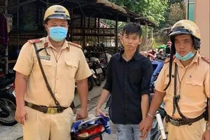 CSGT Tây Bắc bắt giữ thanh niên nghi trộm xe. Ảnh: TB