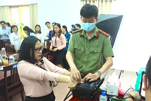 Công an quận Bình Tân, TP.HCM cấp CCCD lưu động tại UBND quận Bình Tân. Ảnh: LÊ THOA