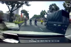 ‘Quái xế’ chặn đầu xe ô tô trên 2 đại lộ lớn ở TP.HCM