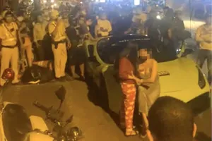 Phòng CSGT thông tin vụ bà bầu ngồi trước đầu siêu xe Ferrari