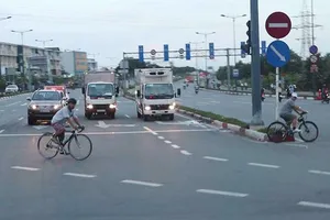 Xe đạp vào làn ô tô đường Phạm Văn Đồng bị phạt 25 triệu đồng 