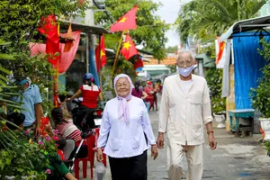 Niềm hạnh phúc của cặp vợ chồng 82 tuổi dắt tay nhau đi bầu cử