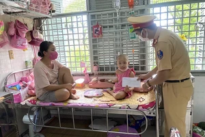 CSGT TP.HCM và Báo Pháp Luật TP tặng quà cho bệnh nhi ung bướu