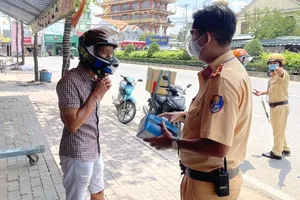 CSGT quận 12 xử lý nhiều trường hợp không đeo khẩu trang 