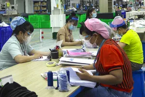 TP.HCM: Xét nghiệm COVID-19 ngẫu nhiên cho công nhân PouYuen