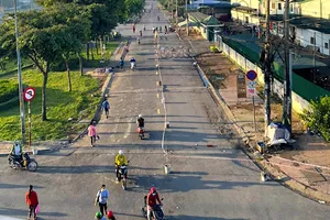  Ra quân từ 5 giờ sáng, dẹp chợ tự phát gần công ty PouYuen