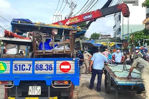 Thực hiện Chỉ thị 10: Dùng cần cẩu dẹp chợ tự phát, lòng lề đường