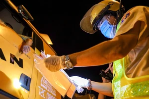 12 chốt kiểm soát: Người trên xe chưa có giấy test COVID thì xe phải quay đầu