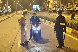 Người đàn ông say rượu đi từ Bình Dương qua quận 12 đòi thăm mẹ