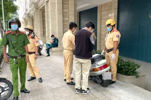 Ra đường không có lý do chính đáng nhưng không chịu ký vào biên bản