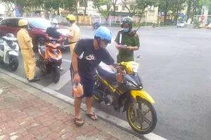 CSGT phạt đôi nam nữ đi từ quận 10 sang quận 1 để mua bánh mì 