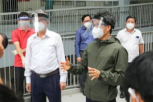 Phó Thủ tướng Vũ Đức Đam kiểm tra phòng chống dịch tại quận 10