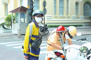 Shipper ở TP.HCM bị phạt vì nhận giao hàng không thiết yếu