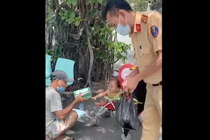 Chốt CSGT đặt thêm cơm trưa mỗi ngày cho 2 cha con bảo vệ thất nghiệp 