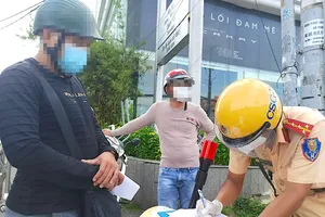 Nhân viên bất động sản bị CSGT phạt 2 triệu vì ra đường không cần thiết