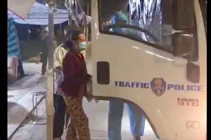 CSGT giúp vợ chồng lớn tuổi đi bộ trên Quốc lộ 22 giữa đêm khuya