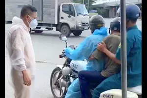 CSGT cho tiền, đưa người đàn ông 60 tuổi đau chân lên bệnh viện