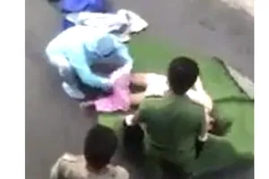 Phường thông tin về vụ 'dùng bạt quấn người đưa lên xe đặc chủng' ở Bình Tân