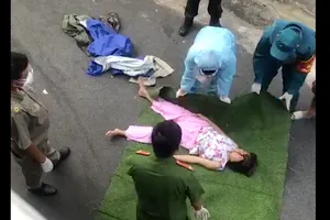  Sẽ đưa cô gái trong vụ ‘cảnh sát dùng bạt quấn người’ vào Trung tâm bảo trợ