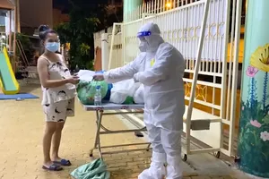 Phường chăm sóc hơn 30 người về miền Tây nhưng kẹt lại ở Bình Tân