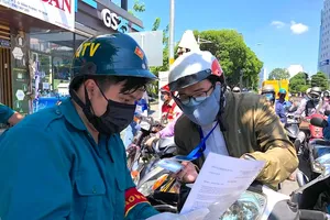 Công an Bình Thạnh phát hiện giấy xác nhận giả, giấy đi đường không có thời hạn 