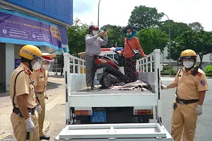 Dùng xe tải đặc chủng đưa ông bà bị bể bánh xe về tận nhà