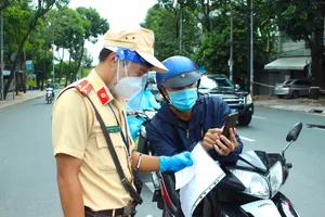 TP.HCM: Nhiều người dùng giấy đi đường cũ từ tháng 7 muốn qua chốt