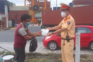 CSGT nhường cơm cho người cha đi bộ từ Quy Nhơn vào Bình Dương thăm con bệnh 