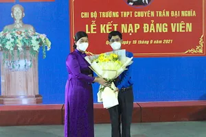 Lễ kết nạp Đảng cho một thầy giáo ngay tại điểm tiêm vaccine