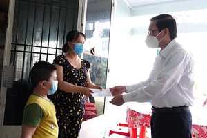 Chủ tịch Phan Văn Mãi thăm các em mồ côi vì dịch COVID-19 ở quận Bình Tân
