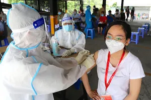 Người dân TP.HCM chưa tiêm vaccine mũi 1 có thể nhắn qua tổng đài 8066