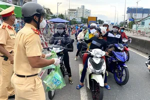 CSGT hỗ trợ hàng ngàn người dân về quê ở các cửa ngõ TP.HCM
