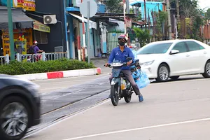 Băng ngang đường ray ở quận Gò Vấp bị phạt, nhiều người không biết mình vi phạm