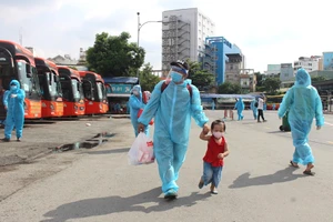 TP.HCM: Khi nào mở cửa dịch vụ ăn uống tại chỗ, bar, chợ tự phát...?