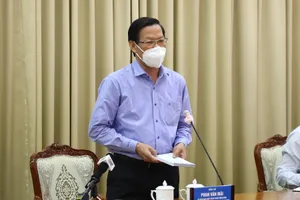 Chủ tịch TP.HCM: Nghiên cứu mở lại quán ăn bán tại chỗ, vé số