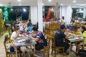 Chính thức: TP.HCM cho phép ăn uống tại chỗ từ 28-10