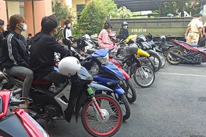 Nhóm thanh niên nhiễm COVID-19 tụ tập đo tốc độ bị CSGT Rạch Chiếc đón lõng