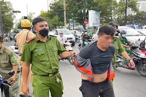 CSGT Chợ Lớn khống chế thanh niên giật Iphone 12 giữa quận 5