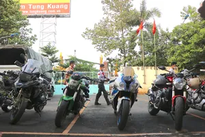  Cảnh sát giăng rào, vây bắt 13 xe mô tô khủng chạy từ Nha Trang vào TP.HCM